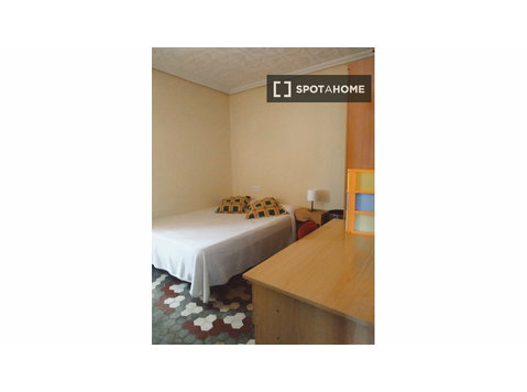 Se alquila habitación en apartamento de 4 dormitorios - Alquiler