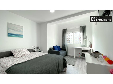 Room for rent in 4-bedroom apartment, El Pla del Real - کرائے کے لیۓ