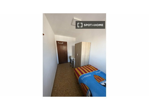 Pokój do wynajęcia w 4-pokojowym mieszkaniu w Algirós,… - Do wynajęcia