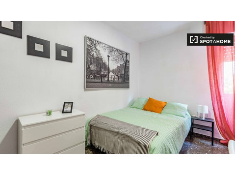 Zimmer zu vermieten in 4-Zimmer-Wohnung in Algirós, Valencia - Zu Vermieten