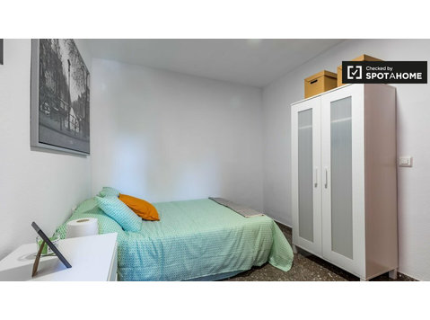 Zimmer zu vermieten in 4-Zimmer-Wohnung in Algirós, Valencia - Zu Vermieten