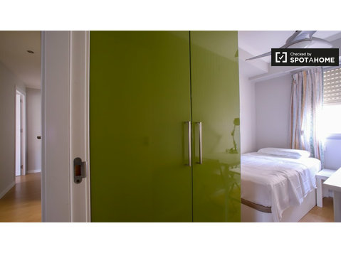Room for rent in 4-bedroom apartment in Algirós, Valencia - Аренда