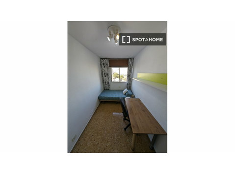 Room for rent in 4-bedroom apartment in Algirós, Valencia - Na prenájom