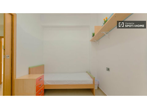 Benicalap, Valencia'da 4 yatak odalı dairede kiralık oda - Kiralık