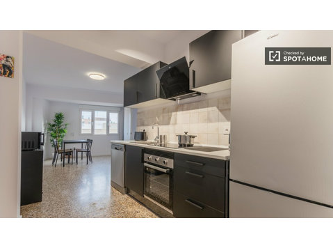 Room for rent in 4-bedroom apartment in Burjassot, Valencia - Za iznajmljivanje