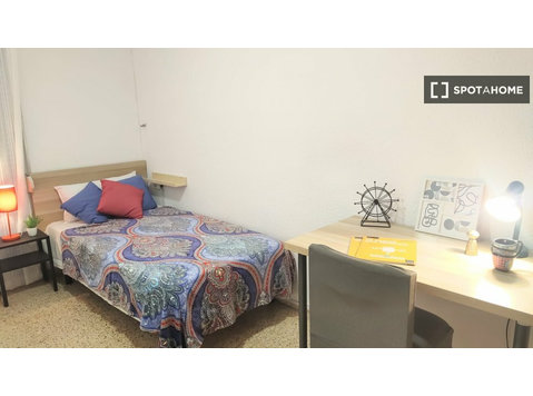 Room for rent in 4-bedroom apartment in Burjassot, Valencia - K pronájmu