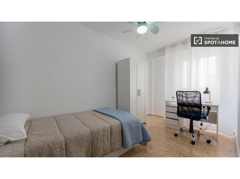 Zimmer zu vermieten in 4-Zimmer-Wohnung in Burjassot,… - Zu Vermieten
