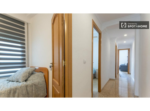 Room for rent in 4-bedroom apartment in Burjassot, Valencia - For Rent