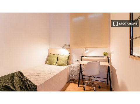 Burjassot, Valensiya'da 4 yatak odalı dairede kiralık oda - Kiralık