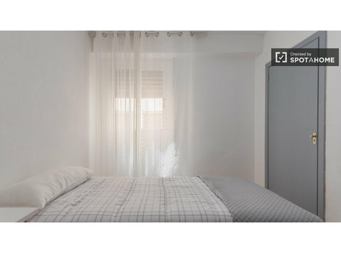 Room for rent in 4-bedroom apartment in Burjassot, Valencia - Под наем