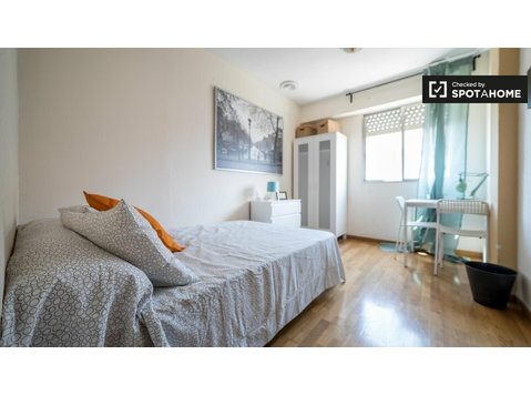 Room for rent in 4-bedroom apartment in Campanar, Valencia - Na prenájom