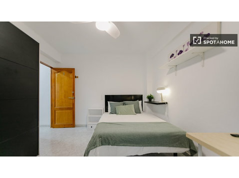 Zimmer zu vermieten in 4-Zimmer-Wohnung in Campanar,… - Zu Vermieten