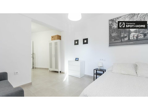 Zimmer zu vermieten in 4-Zimmer-Wohnung in El Cabanyal - Zu Vermieten