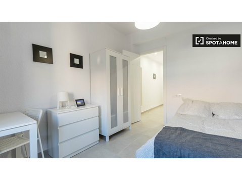 Se alquila habitación en apartamento de 4 dormitorios en El… - Alquiler