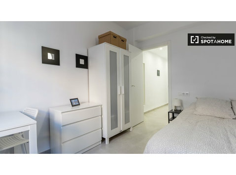 Chambre à louer dans un appartement de 4 chambres à El… - À louer