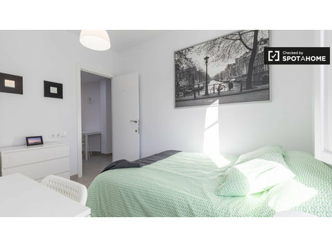 Pokój do wynajęcia w apartamencie z 4 sypialniami w El… - Do wynajęcia