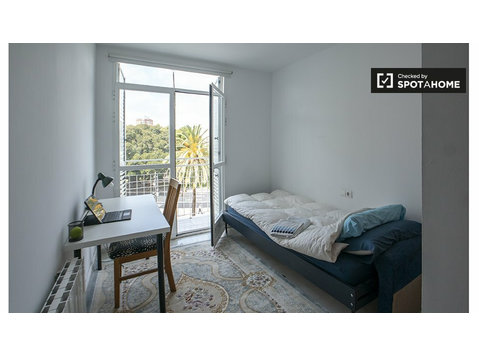 Room for rent in 4-bedroom apartment in El Carmen, Valencia - For Rent