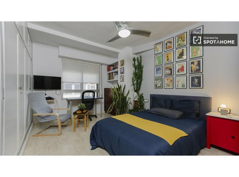 Chambre à louer dans un appartement de 4 chambres à… - À louer