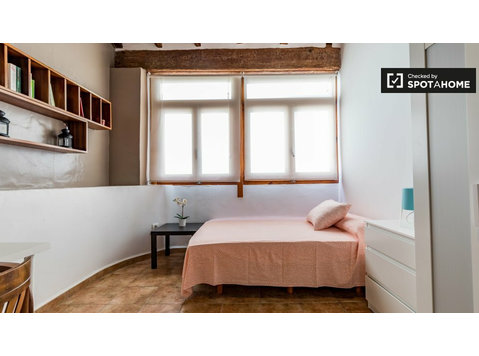 Room for rent in 4-bedroom apartment in Extramurs, Valencia - K pronájmu