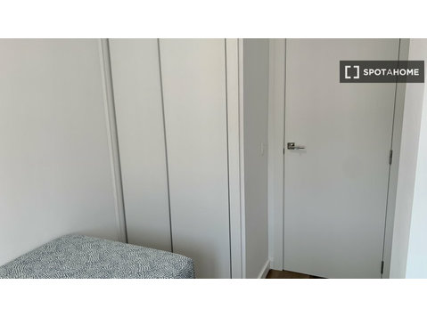 Room for rent in 4-bedroom apartment in L'Amistat, Valencia - 出租