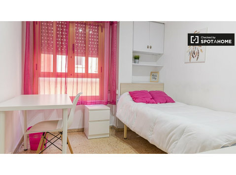 L'Amistat, Valencia'da 4 yatak odalı dairede kiralık oda - Kiralık
