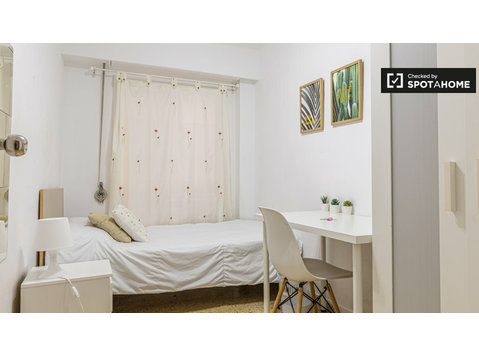L'Amistat, Valencia'da 4 yatak odalı dairede kiralık oda - Kiralık