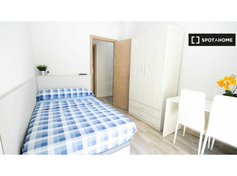 Room for rent in 4-bedroom apartment in L'Amistat, Valencia - Аренда