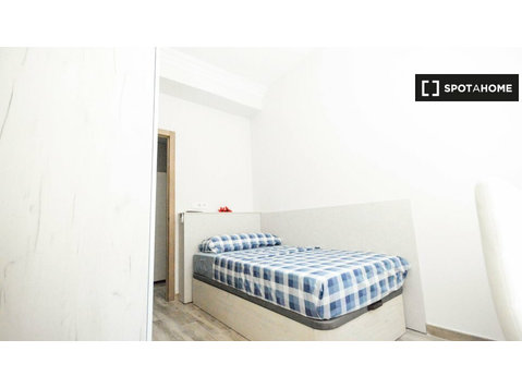 Room for rent in 4-bedroom apartment in L'Amistat, Valencia - K pronájmu