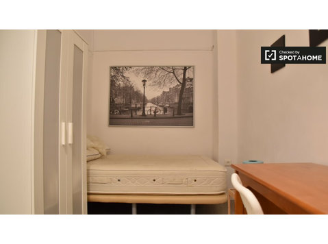 Pokój do wynajęcia w 4-pokojowym mieszkaniu w L'Eixample,… - Do wynajęcia