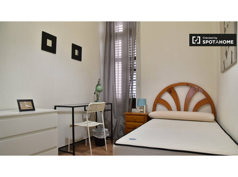 Room for rent in 4-bedroom apartment in L'Eixample, Valencia - Под наем