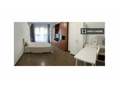 Room for rent in 4-bedroom apartment in La Raïosa, Valencia - เพื่อให้เช่า