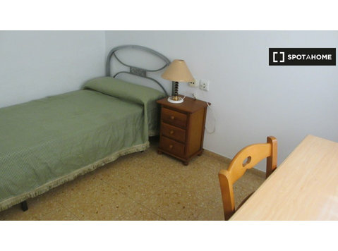 Room for rent in 4-bedroom apartment in La Saïdia, Valencia - Vuokralle