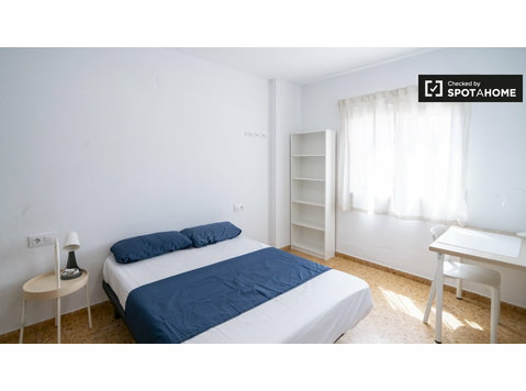 Zimmer zu vermieten in 4-Zimmer-Wohnung in Malilla, Valencia - Zu Vermieten