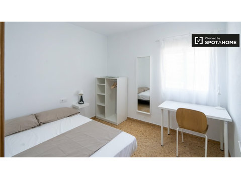 Room for rent in 4-bedroom apartment in Malilla, Valencia - เพื่อให้เช่า
