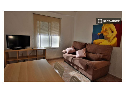 Room for rent in 4-bedroom apartment in Mestalla, Valencia - Аренда