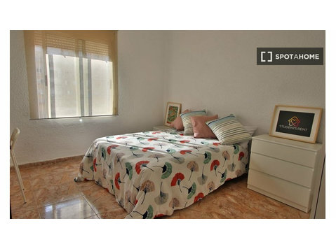 Room for rent in 4-bedroom apartment in Mestalla, Valencia - Аренда