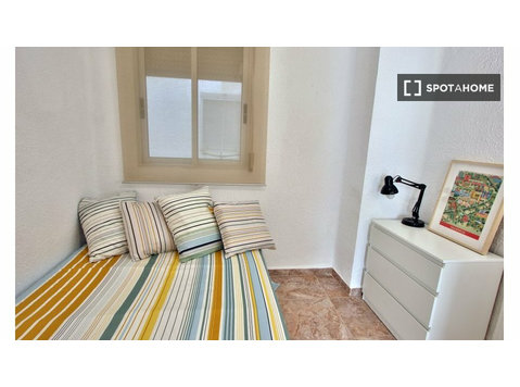 Zimmer zu vermieten in einer 4-Zimmer-Wohnung in Mestalla,… - Zu Vermieten