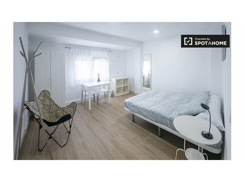 Nou Moles, Valensiya'da 4 yatak odalı dairede kiralık oda - Kiralık