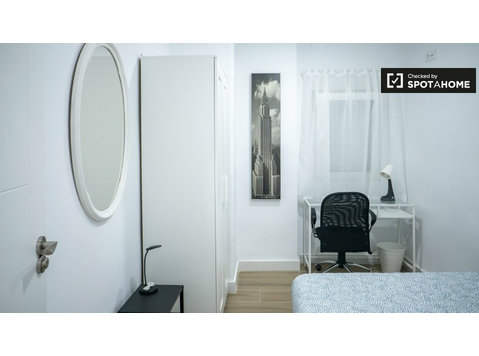 Room for rent in 4-bedroom apartment in Nou Moles, Valencia - Под наем