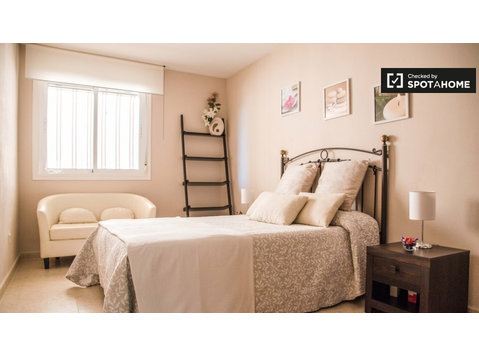 Chambre à louer dans un appartement de 4 chambres à coucher… - À louer