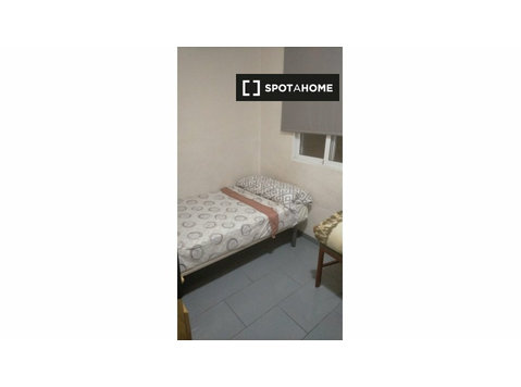 Zimmer zu vermieten in 4-Zimmer-Wohnung in Paterna, Valencia - Zu Vermieten