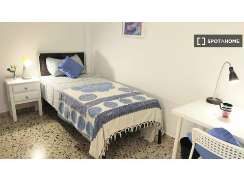 Zimmer zu vermieten in 4-Zimmer-Wohnung in Paterna, Valencia - Zu Vermieten
