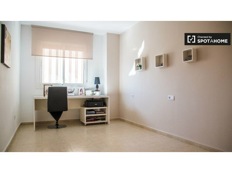 Room for rent in 4-bedroom apartment in Paterna - 出租