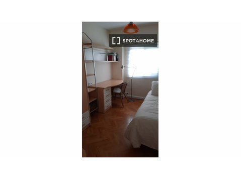 Valencia, Patraix'de 4 yatak odalı dairede kiralık oda - Kiralık