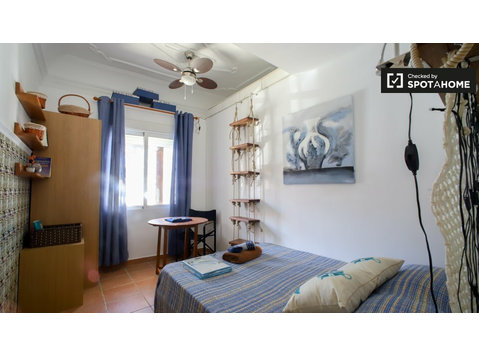 Chambre à louer dans un appartement de 4 chambres à Poblats… - À louer