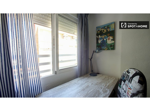 Room for rent in 4-bedroom apartment in Poblats Marítims - For Rent
