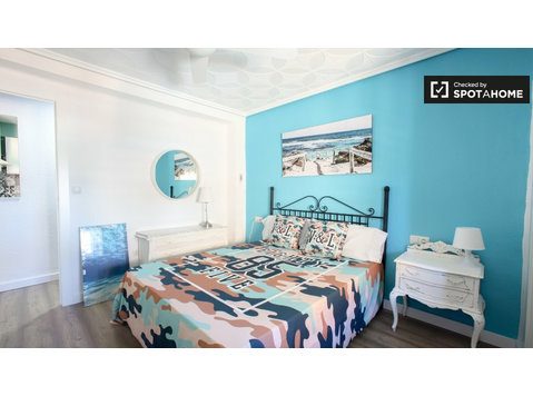 Zimmer zu vermieten in 4-Zimmer-Wohnung in Poblats Marítims - Zu Vermieten