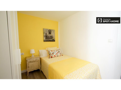 Chambre à louer dans un appartement de 4 chambres à Poblats… - À louer