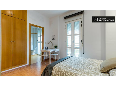 Room for rent in 4-bedroom apartment in Rascanya, Valencia - 임대