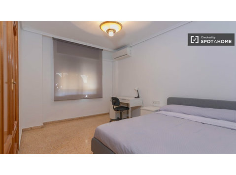 Room for rent in 4-bedroom apartment in Rascanya, Valencia - For Rent